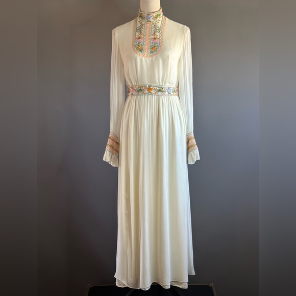 Dresses & Skirts - Vintage 70s Montaldos Union Made Wedding Dress Cream Embroidered Flowers